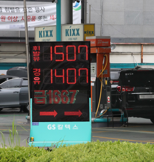 다시 오른 휘발유 가격      (서울=연합뉴스) 안정원 기자 = 국제유가 상승으로 전국 휘발유가 9주째 오른 21일 서울 시내 한 주유소 전광판이 휘발유는 리터당 1507원, 경유는 1407원을 알리고 있다.      이날 한국석유공사 유가정보서비스 오피넷에 따르면 전국 평균 휘발유가는 1434.93원으로 서울 평균 휘발유가는 1531.35원으로 나타났다. 2019.4.21      jeong@yna.co.kr  (끝)